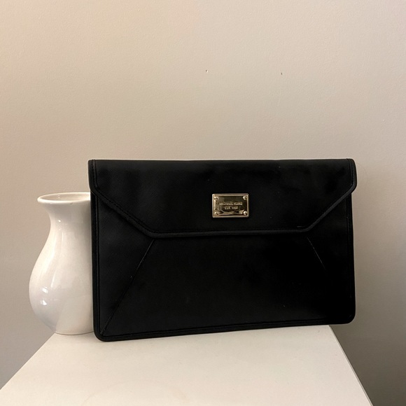 Michael Kors Handbags - Michael Kors bag clutch - excellent condition